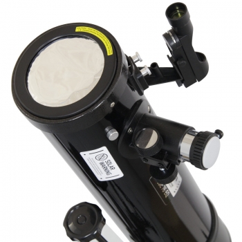 So sitzt der Omegon Sonnenfilter auf dem Objketiv. Jetzt ist alles bereit für die Sonnenbeobachtung.